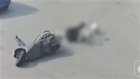 驚悚瞬間曝光！苗栗女闖紅燈撞飛71歲翁　安全帽甩落頭破噴血急送醫（圖／翻攝畫面）