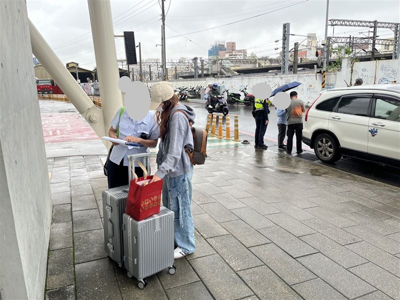 新竹市監理站發現，近期白牌車透過LINE群組，向外籍移工招攬生意。（圖／新竹市監理站提供）