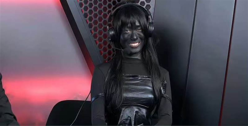 喳喳轉播不僅穿全黑、甚至連臉也整片塗黑。(圖/Apr 2026 China直播截圖)