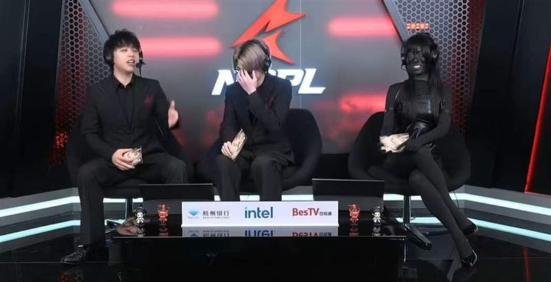 喳喳變成「柯南嫌疑人」轉播一旁男主播痛苦憋笑。(圖/Apr 2026 China直播截圖)