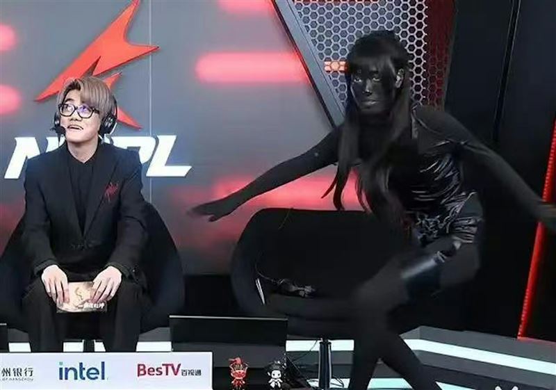 喳喳出「超級奇招」轉播直接變成「柯南嫌疑人」。(圖/Apr 2026 China直播截圖)