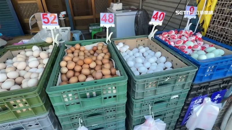 蛋攤老闆娘表示是她自己主動往上撞，並且已經半買半相送卻被質疑為偷斤減兩