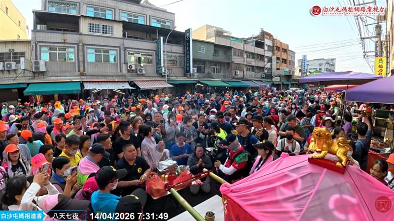 白沙屯媽祖14日上午停駕大肚公有零售市場休息30分鐘。（圖／翻攝YT白沙屯媽祖網路電視台）