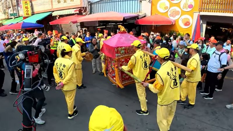 白沙屯媽祖起駕後，鑾轎突然回頭，直直衝向路邊的灰衣婦人。（圖／翻攝YT白沙屯媽祖網路電視台）