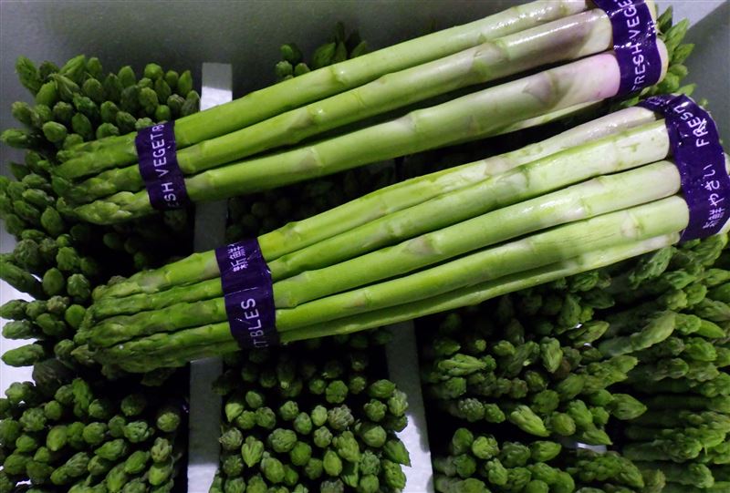 「京典事業有限公司」報驗的2批泰國蘆筍，檢出殘留農藥普拔克0.02 ppm。（圖／食藥署提供）