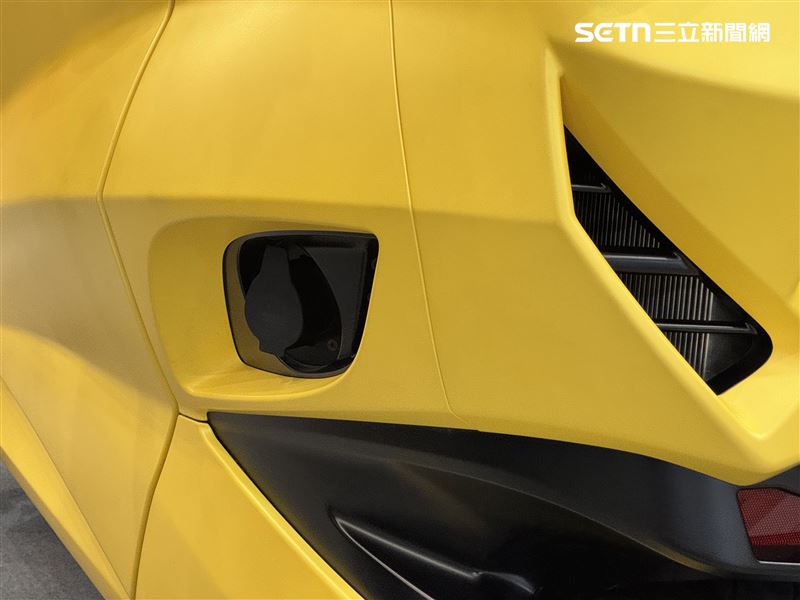 Lean 3可適用於家用插座的充電裝置。（圖／記者鍾釗榛攝影）