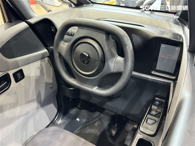 Lean3採三輪設計，搭配封閉式車室與方向盤操作。（圖／記者鍾釗榛攝影）