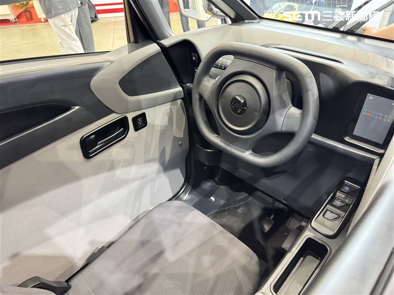 駕艙機車車身約長2.47公尺、寬0.91公尺，尺寸與使用特性接近小型汽車。（圖／記者鍾釗榛攝影）