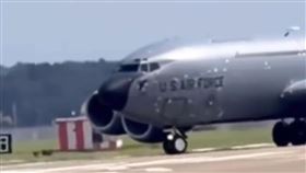 一架機身布滿「彈孔補丁」的美軍KC-135R空中加油機，日前降落英國皇家空軍基地，引發國際軍事圈高度關注。（圖／翻攝自X平台 @Open Source Intel）