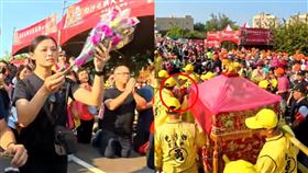 白沙屯媽祖進台中後抵清水點心站突然停轎，有香燈腳上前獻花，轎班一旁協助幫忙「換花」。（圖／翻攝自白沙屯媽祖網路電視台YouTube）