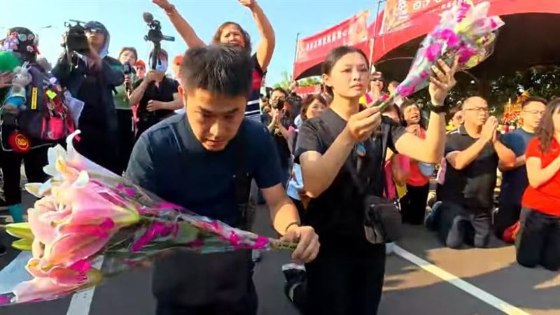 白沙屯媽祖進台中後抵清水點心站，隨即有香燈腳上前獻花。（圖／翻攝自白沙屯媽祖網路電視台YouTube）