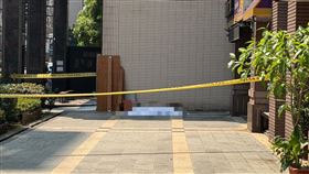警方在男子墜樓處拉起封鎖線。（圖／翻攝畫面）