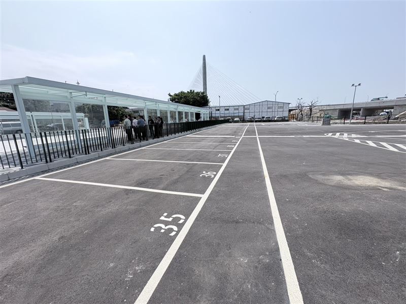 交通局新闢3條公車路線，包括往返桃園機場與板橋的快捷公車，以及串聯淡水與八里景點的觀光公車。（圖／交通局提供）