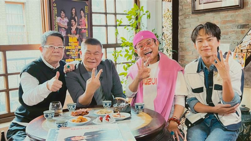 鄭進一（左起）、澎恰恰、許效舜、黃鐙輝重現石頭家族四代同堂。(圖／徽摩立科技提供)