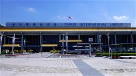 男子騎腳踏車闖進松山機場航廈內。（示意圖／翻攝畫面）