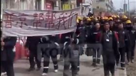 超過200名中國工人在俄羅斯遠東哈巴羅夫斯克邊疆區共青城煉油廠示威，抗議中國承包商荷花石油拖欠工資，甚至罕見地向俄羅斯總統普丁求援。（圖／翻攝自X平台 @ltshijie）