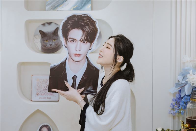 許薇安與張凌赫立牌合照,畫面逗趣。(圖/唱戲世界娛樂提供)