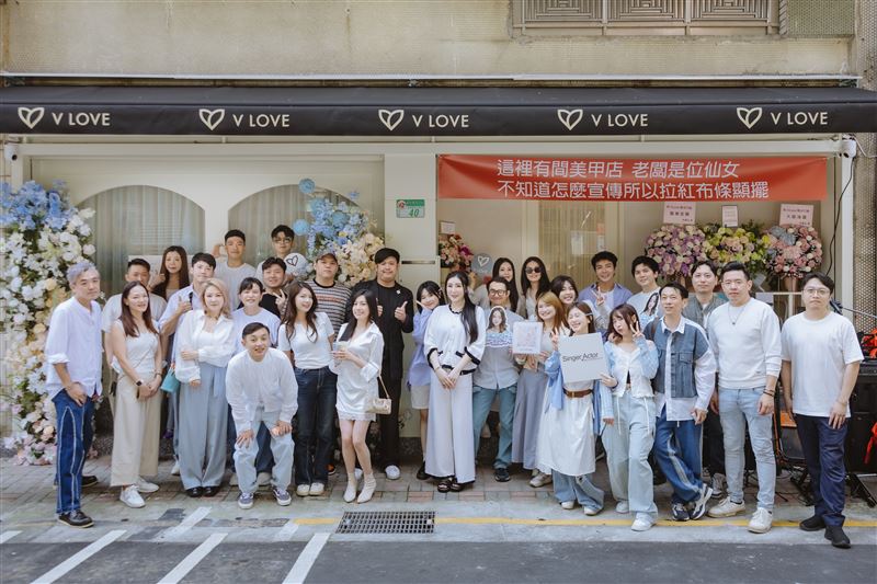 許薇安店面開幕,近百位親友到場力挺。(圖/唱戲世界娛樂提供)