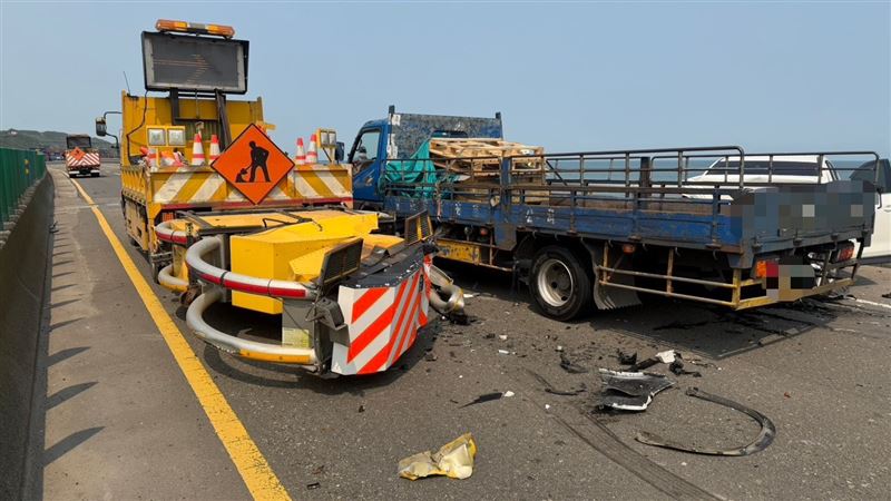 新/台61線林口段3車追撞 車道一度封閉