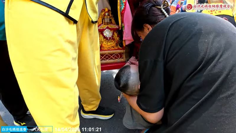 病童小手觸摸神轎5分鐘，白沙屯媽祖溫柔傾聽母子心願。（圖／翻攝自YT白沙屯媽祖網路電視台）