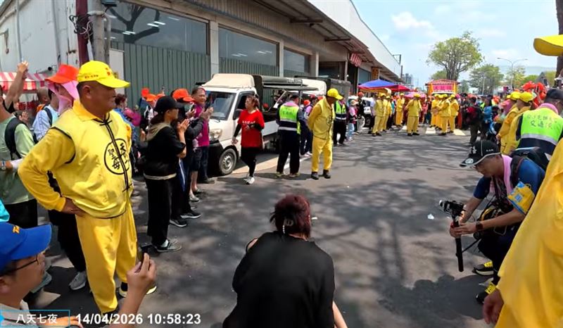 母抱重病兒跪地攔轎，白沙屯媽祖鑾轎駐足5分鐘溫柔傾聽，感動眾人。（圖／翻攝自YT白沙屯媽祖網路電視台）