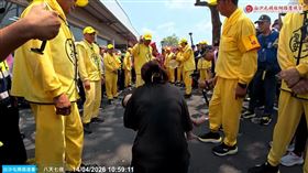 白沙屯媽祖,母子,重病,兒子,彰化,跪地攔轎（圖／翻攝自YT白沙屯媽祖網路電視台）