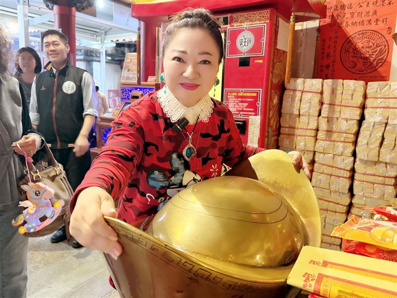 白冰冰到知名的財神廟武德宮求好運。（圖／長興影視提供）