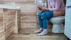 上廁所玩手機要當心！「這些習慣」可能成原因，醫揭「5關鍵」遠離痔瘡。（圖／醫健新聞網提供） 