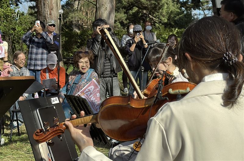 周遊參加百年櫻花樹下音樂會。(圖/李朝永提供)