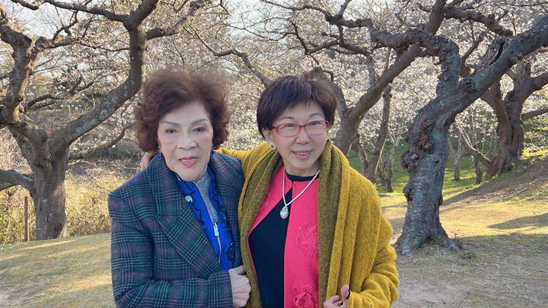 周遊與老友陳秀麗董事長(右)在櫻花林合影。(圖/李朝永提供)