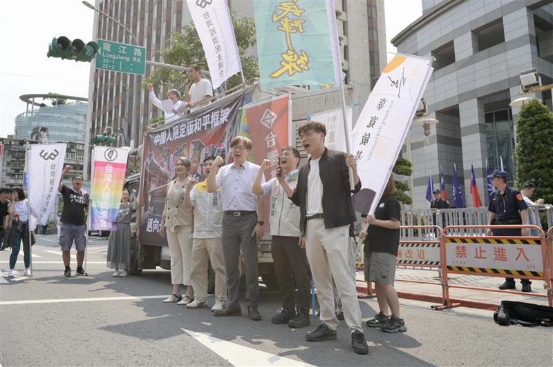 經民連、台灣基進等多個團體與政黨前往國民黨中央抗議，抗議鄭習會假和平之名，幫習近平推進「中華民族偉大復興」的中國對台兼併政策。（圖／經民連提供）