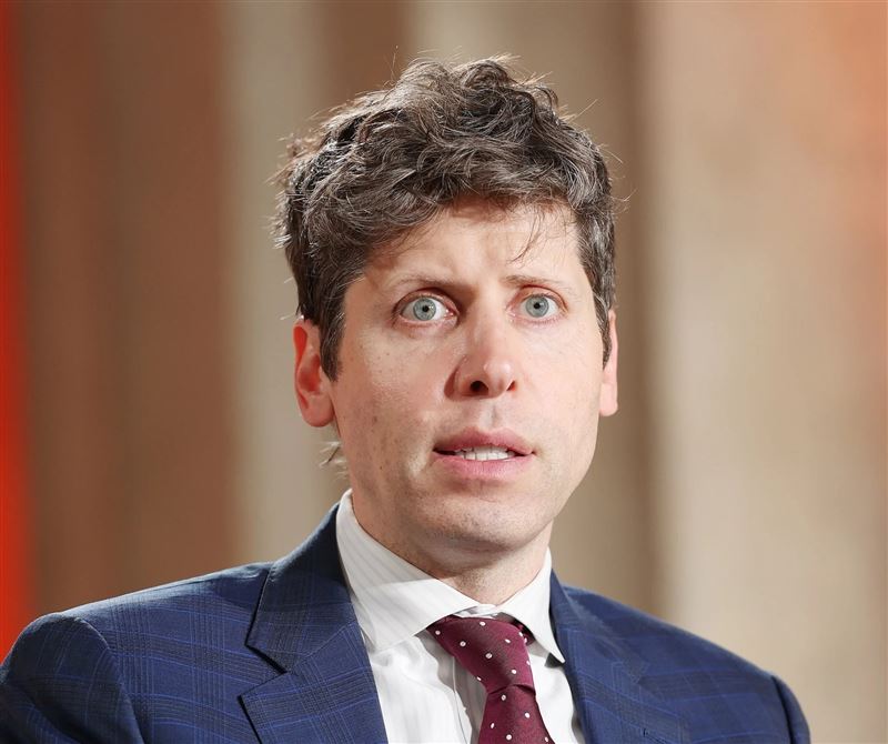 OpenAI執行長奧特曼。嫌犯因仇視AI,於上週行刺奧特曼未遂,他並在陳述動機的文件警告「人類即將亡於AI之手」。(圖/翻攝自X平台 @KKaWSB)