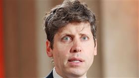 OpenAI執行長奧特曼。嫌犯因仇視AI，於上週行刺奧特曼未遂，他並在陳述動機的文件警告「人類即將亡於AI之手」。（圖／翻攝自X平台 @KKaWSB）