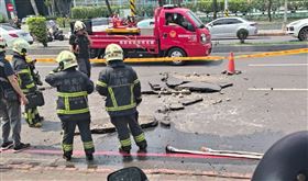 路面爆裂隆起的現場。（圖／民眾提供）