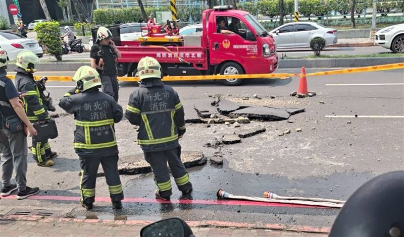 新/板橋縣民大道路面爆裂 現場交疏中
