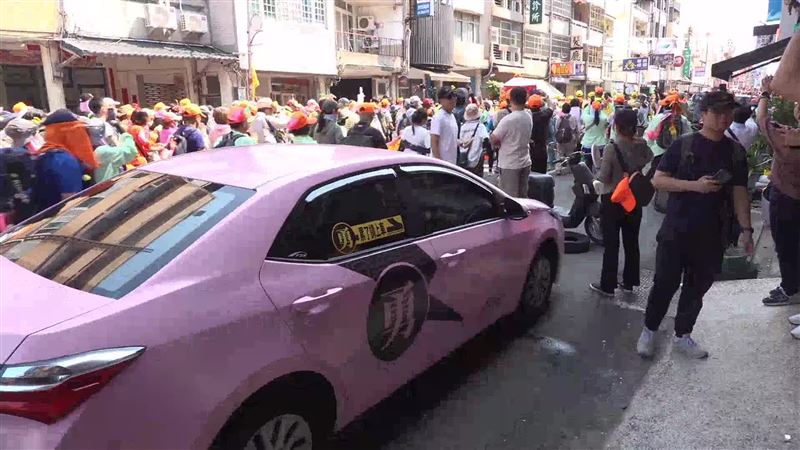 計程車隊打造粉紅應援　成香燈腳最強後盾