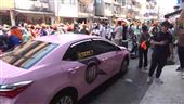 計程車隊打造粉紅應援　成香燈腳最強後盾