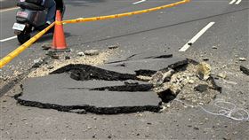 縣民大道路面爆裂隆起現場。（圖／翻攝畫面）