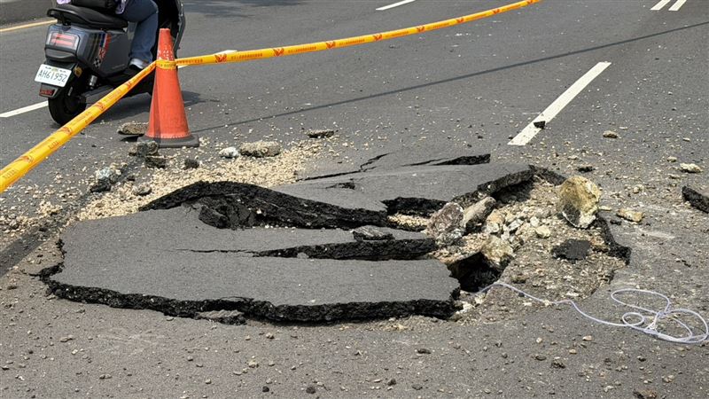縣民大道路面爆裂隆起現場。（圖／翻攝畫面）