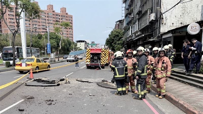 消防隊抵達縣民大道路面爆裂隆起現場。(圖/翻攝畫面)