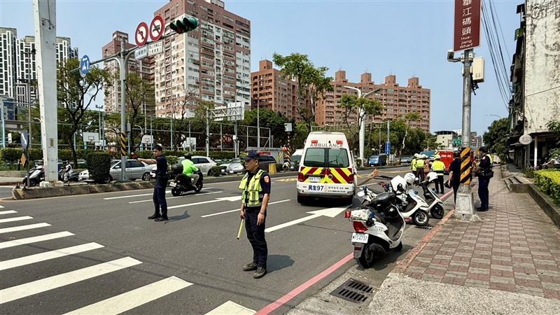 該路段警方實施交管。（圖／翻攝畫面）