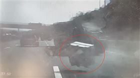 國道飛來橫禍！大貨車突「噴裝」巨型電池　轎車閃不及車頭遭擊撞開花（圖／翻攝畫面）