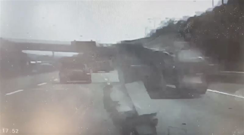 巨型電池不偏不倚碰撞上轎車車頭，造成車輛嚴重毀損。（圖／翻攝畫面）