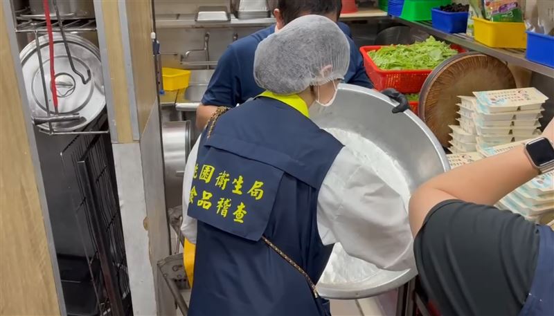 衛生局現場稽查,目前已接獲38件通報。(圖/桃園市衛生局提供)