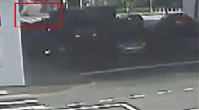 路面炸裂隆起瞬間。（圖／翻攝畫面）