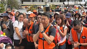 陳世凱扛著8公斤的行動氣象儀，隨進香隊伍步行至少1公里，並排隊參拜白沙屯媽祖。（圖／記者賴俊佑攝影）