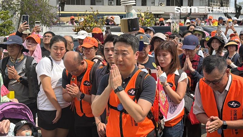 陳世凱扛8kg氣象儀 排隊拜媽祖