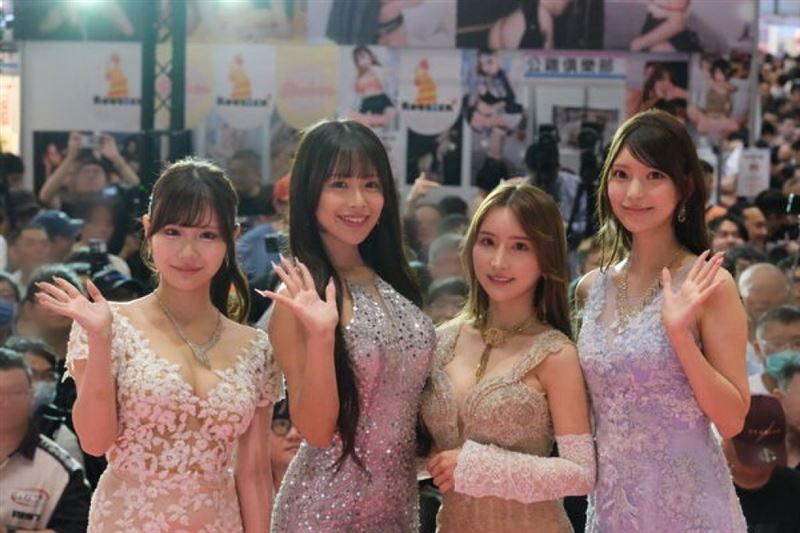 TAE成人博覽會首移師高雄左營，鈴之家鈴（左起）、長濱蜜璃、楪可憐、倉木華擔任活動代言人。（圖／博展國際提供）