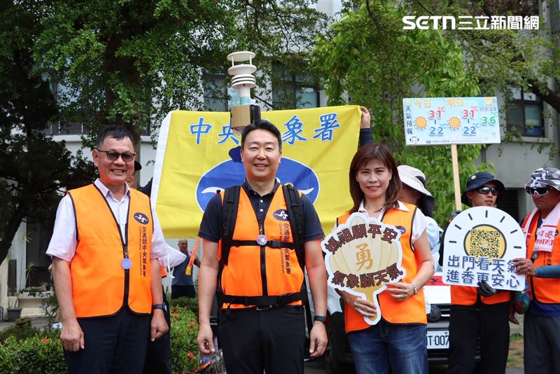 交通部長陳世凱扛8公斤行動氣象儀參與白沙屯媽祖進香。(圖/記者鄭孟晃攝影)