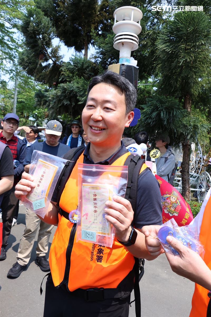陳世凱發放限量結緣品「停讓保平安貼布」、「永保安康燙金車票」。(圖/記者鄭孟晃攝影)